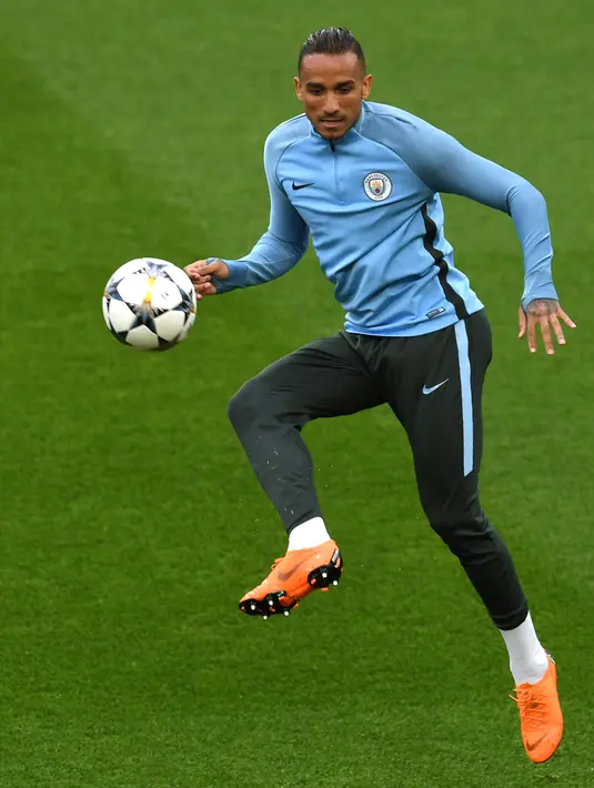 Bek Manchester City, Danilo berusaha mengontrol bola saat latihan jelang menghadapi Liverpool pada leg pertama perempatfinal Liga Champions di stadion Anfield di Liverpool, Inggris (3/4). (AFP Photo/Paul Ellis)