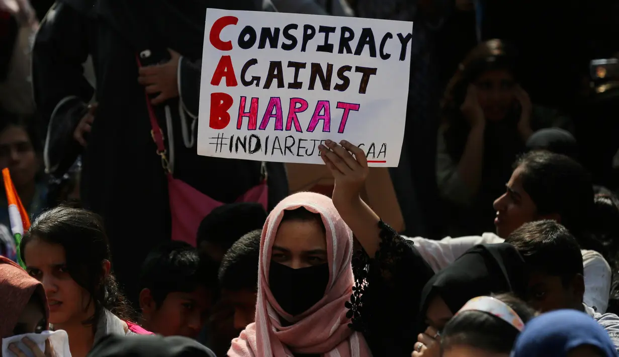 Seorang wanita memegang plakat saat memprotes Undang-Undang Kewarganegaraan di Bangalore, India, Kamis (26/12/2019). Aksi protes terhadap Undang-Undang Kewarganegaraan tersebut sudah berlangsung selama dua minggu dan telah menewaskan 27 orang. (AP Photo/Aijaz Rahi)