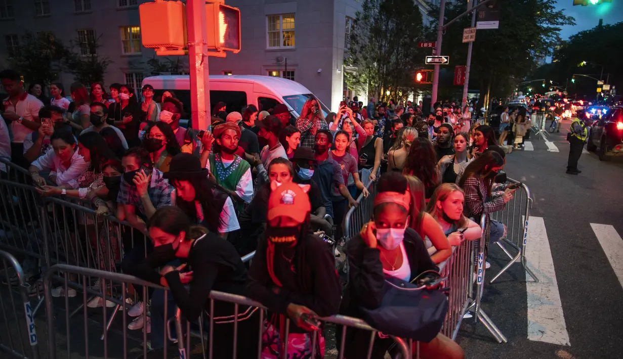 Fans menunggu selebritas tiba di luar Metropolitan Museum of Art selama MET Gala di New York (13/9/2021). Met Gala tahun ini memiliki jejak anak muda yang khas, dibawakan oleh penyanyi Billie Eilish, aktor Timothee Chalamet, penyair Amanda Gorman dan bintang tenis Naomi Osaka. (AFP/Eduardo Munoz)