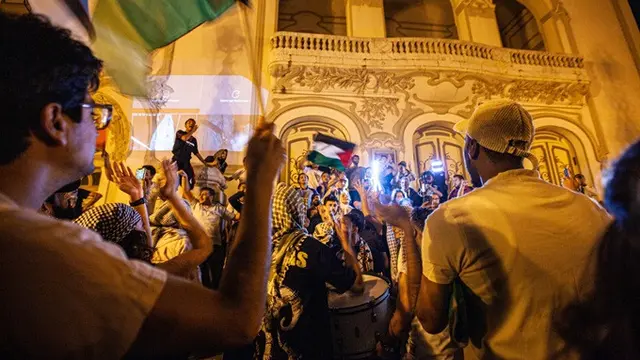 Para demonstran berkumpul di depan Teater Kota, Tunis, Tunisia, pada Kamis, (2/10/2025), untuk menyaksikan siaran langsung tentang Global Sumud Flotilla dan penangkapan para pesertanya oleh tentara Israel.