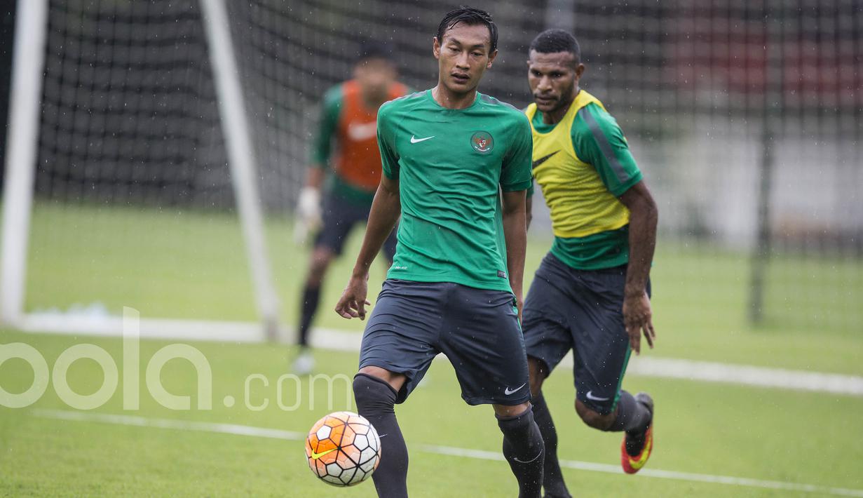 2. Hansamu Yama - Tampil memikat bersama Timnas senior pada ajang Piala AFF 2016 membuat namanya naik daun. Stoper dengan postur ideal ini menjadi menjadi jaminan bagi lini belakang Tim Merah-Putih. (Bola.com/Vitalis Yogi Trisna)