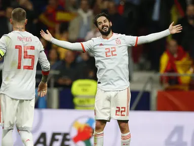 Pemain Spanyol, Isco Alarcon (kanan) merayakan gol saat melawan Argentina pada laga uji coba di Wanda Metropolitano stadium, Madrid, (27/3/2018). Spanyol menang telak 6-1 atas Argentina. (AP/Paul White)