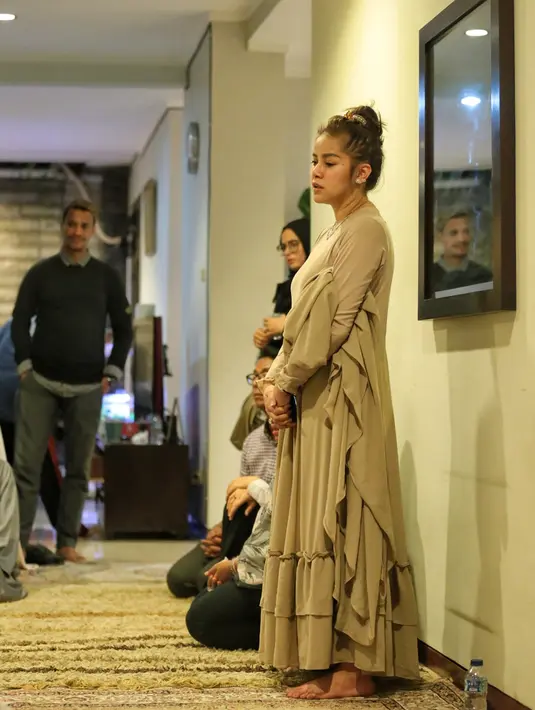 Ririn menambahkan jika Olla sangat terpukul atas kepergian sang ayah. "Olla sangat terpukul. Tapi kehilangan ya tetap kehilangan, jadi ya sedih pasti. Tapi dia sudah menyiapkan hati," ujar Ririn. (Adrian Putra/Bintang.com)