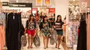 Sejumlah wanita membawa barang belanjaannya usai mengunjungi Midnight Sale" di Mall Senayan City, Jakarta, Jumat (16/6). Acara ini berlangsung mulai 16 hingga 23 Juni 2017 di beberapa Mall di Jakarta. (Liputan6.com/Gempur M Surya)