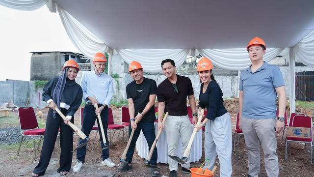 Gaya Modis Aurel Hermansyah saat Peletakan Batu Pertama Lapangan Padel Miliknya (Foto: Instagram @aurelie.hermansyah)