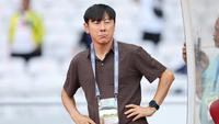 Reaksi kecewa pelatih Timnas Indonesia, Shin Tae-yong saat menghadapi Irak pada laga Grup F putaran kedua Kualifikasi Piala Dunia 2026 zona Asia di Stadion Utama Gelora Bung Karno (SUGBK), Senayan, Jakarta, Kamis (6/6/2024). (Bola.com/M Iqbal Ichsan)
