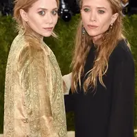 Ternyata, gaya rambut khas Mary Kate dan Ashley Olsen ini bisa ditiru dengan mudah di rumah.