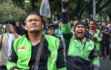 VIDEO: Demo Besar-besaran Driver Ojol Memanas Bakar Ban di Sekitar Istana