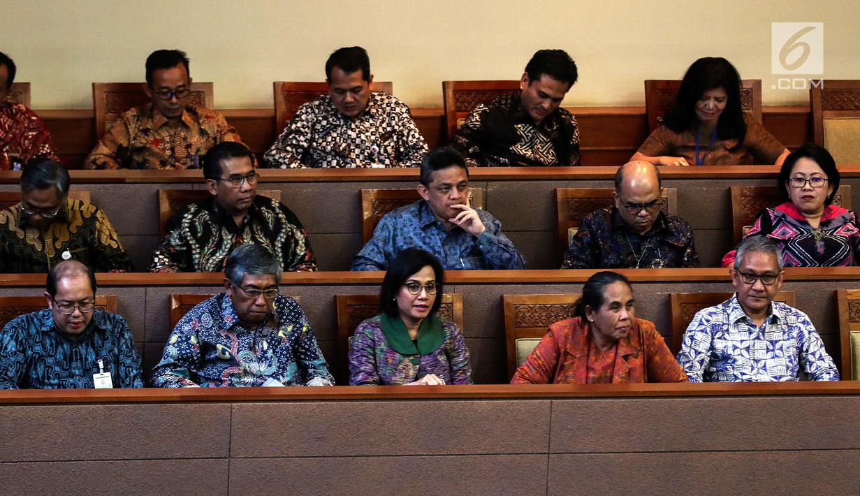 Menteri Keuangan Sri Mulyani (tengah bawah) saat menyampaikan tanggapan pemerintah atas pandangan DPR terhadap Rancangan Undang-Undang Tentang Pertanggungjawaban Atas Pelaksanaan APBN (P2APBN) Tahun Anggaran 2018 di Gedung Nusantara II, Jakarta, Selasa (16/7/2019). (Liputan6.com/JohanTallo)