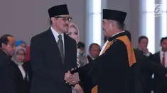 Ketua MA RI, M Hatta Ali (kanan) memberi selamat kepada Deputi Gubernur BI Dody Budi Waluyo usai pengucapan sumpah jabatan di Gedung MA RI, Jakarta, Rabu (18/4). Dody Budi Waluyo menjadi Deputi Gubernur BI 2018-2023. (Liputan6.com/Helmi Fithriansyah)