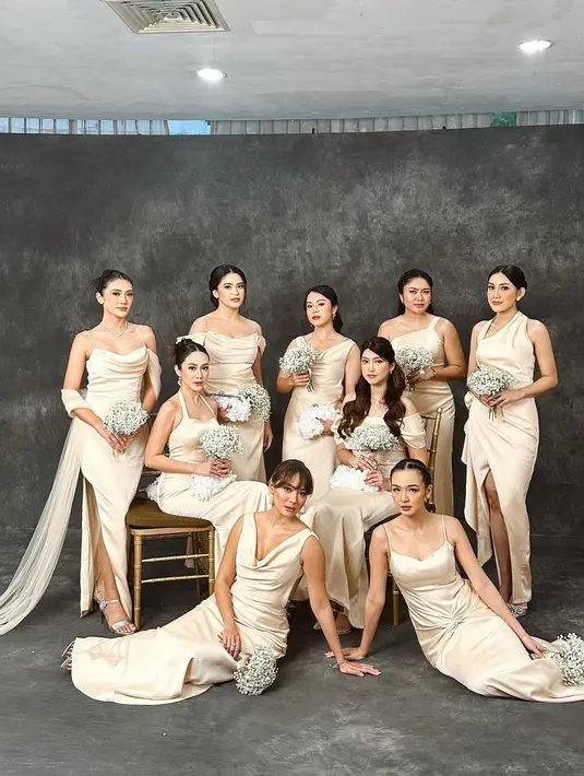 Dua aktris ini memancarkan pesona elegan dalam balutan seragam bridesmaid nuansa soft cream yang lembut. [@merdioctav/@anissaaziza]