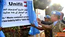 Citizen6, Lebanon: Komandan Indobatt, Letkol Inf Suharto Sudarsono menyerahkan bantuan sarana kebersihan berupa bak sampah UNIFIL kepada warga Adshid al Qusayr, Lebanon Selatan, Kamis (19/7). (Pengirim: Badarudin Bakri).