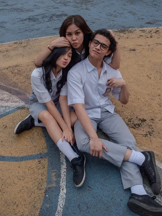 Foto lawas Yoriko Angeline dan Omara Esteghlal bareng Vanesha Prescilla tahun 2019. Wati dan Piyan di film Dilan punya peranan penting dalam hubungan Dilan dan Milea. Hubungan persahabatan yang terjalin baik di balik layar banjir pujian netizen. Debut di dunia film lewat film Dilan 1990, Vanesha Prescilla langsung dekat dengan sederet pemain utama dan pendukungnya. (Liputan6.com/IG/@yorikooangln_)