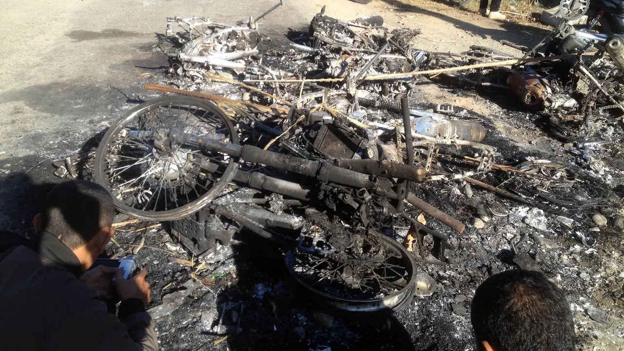 9 Sepeda Motor Polisi di Sigi Dibakar Massa