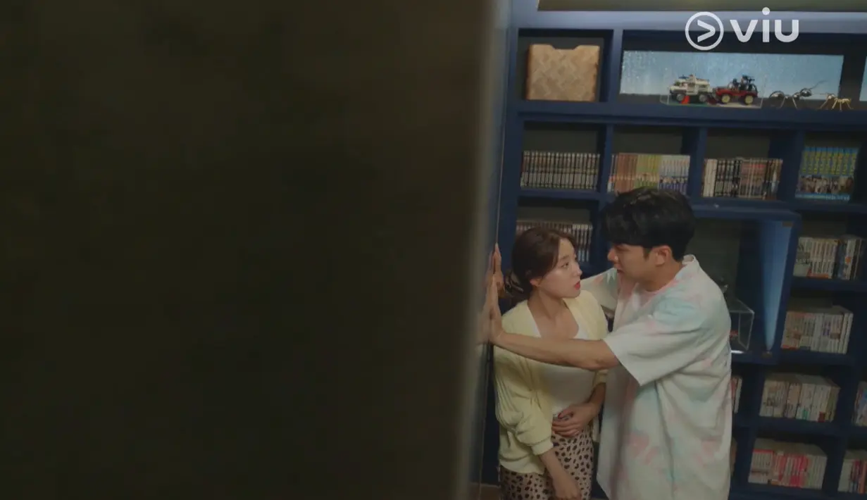 Apa momen romantis terjadi di scene ini? Jika iya, maka jawabanmu salah! (Foto: Viu)