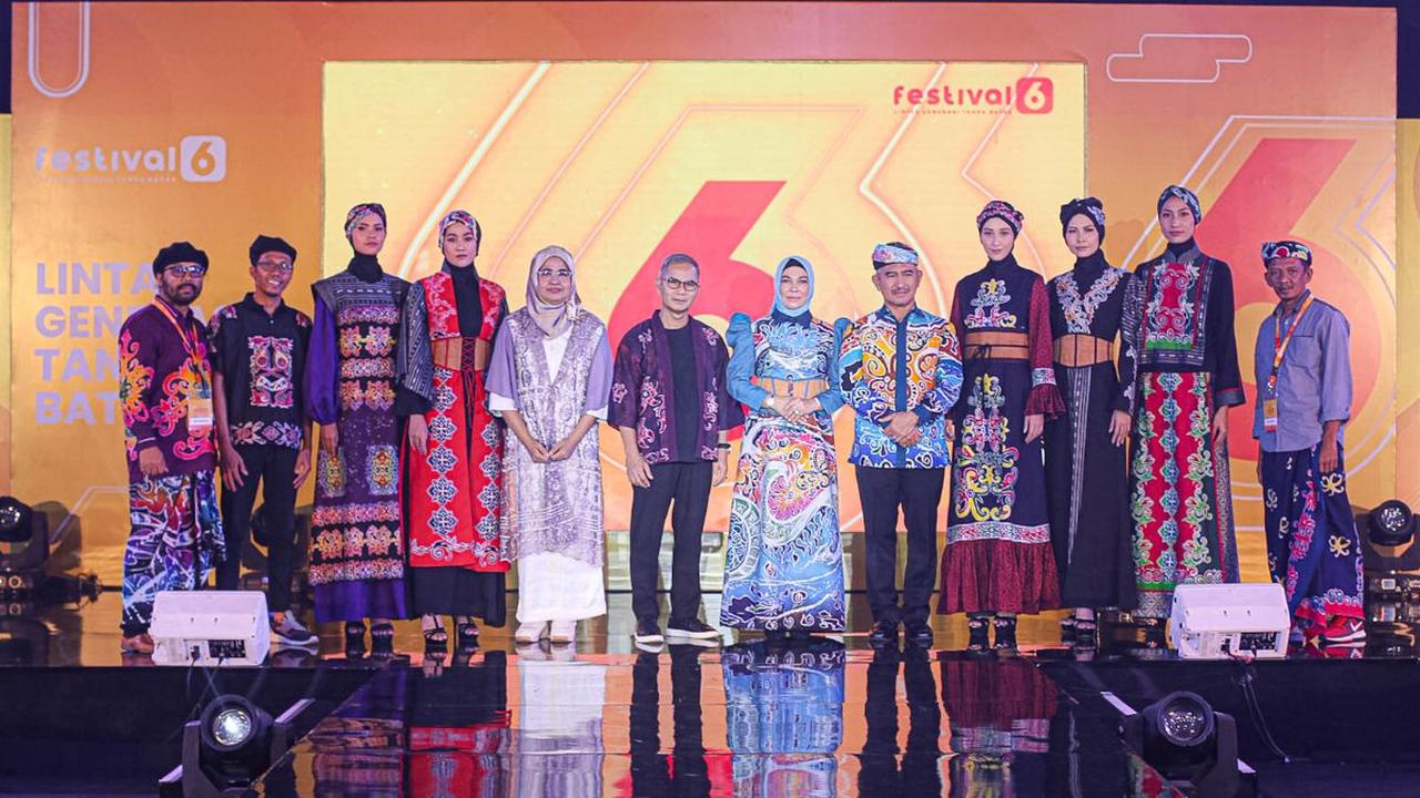 Desainer Wignyo dengan sejumlah model yang membawakan karya busananya dalam gelaran Festival 6 2023 di Senayan Park, Jakarta, Minggu (9/7/2023). Peragaan busana tersebut bertema Derkranada Kota Tarakan.