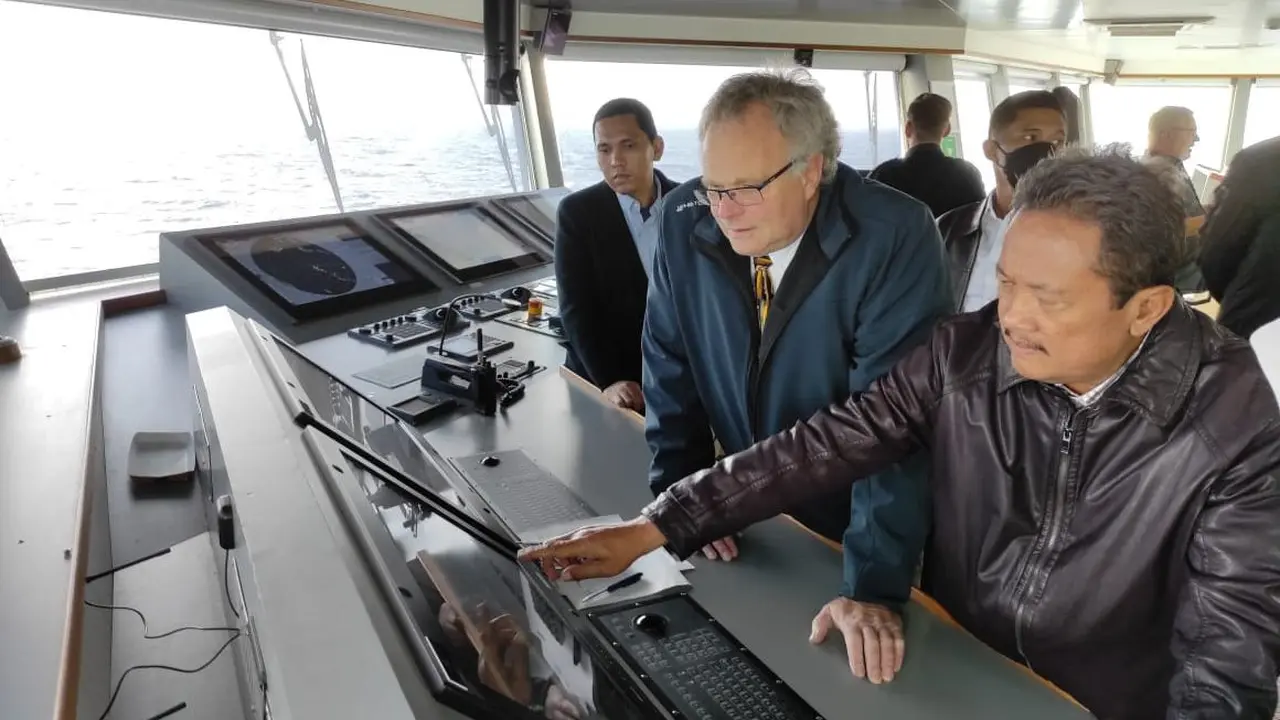 Menteri Kelautan dan Perikanan, Sakti Wahyu Trenggono n menjajal kapal ferry Ellen yang melayani rute penyeberangan dari Sonderborg ke Aeroskobing, Denmark. (Dok KKP)