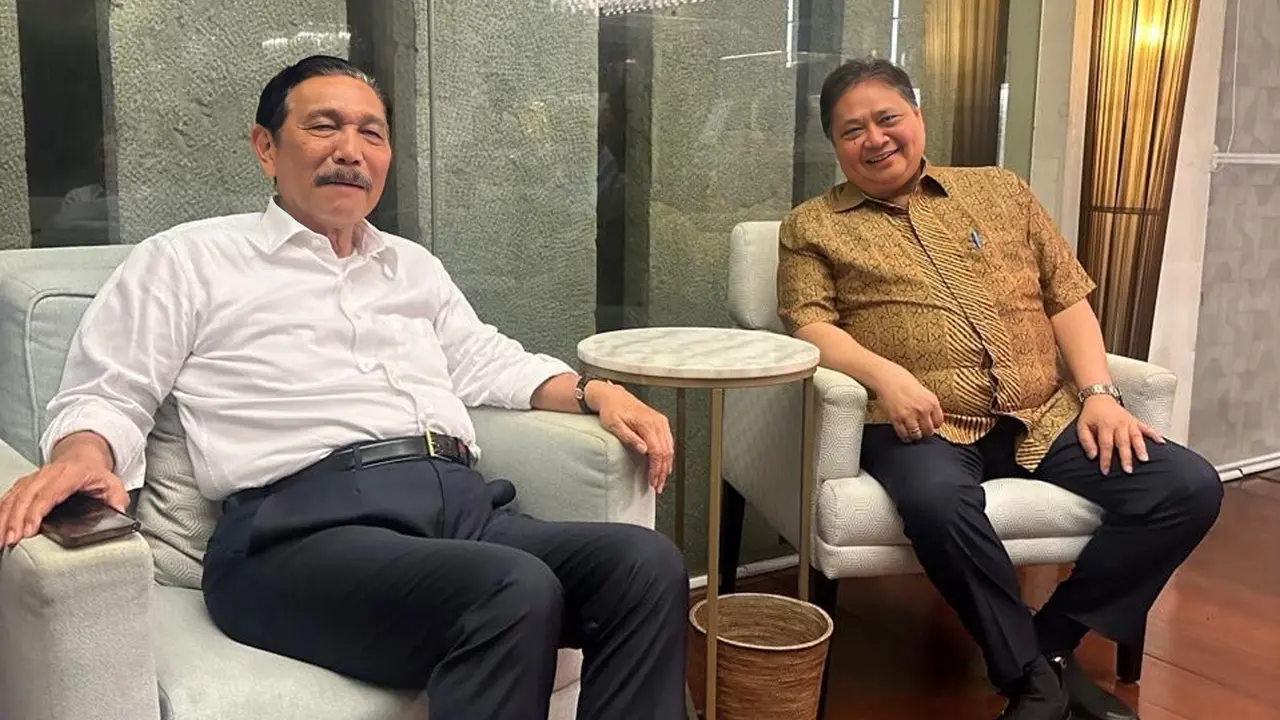 Mantan Menteri Koordinator Bidang Kemaritiman dan Investasi Luhut Binsar Pandjaitan yang kini menjabat sebagai Ketua Dewan Ekonomi Nasional (DEN) bertemu dengan Menko Perekonomian Airlangga Hartarto.