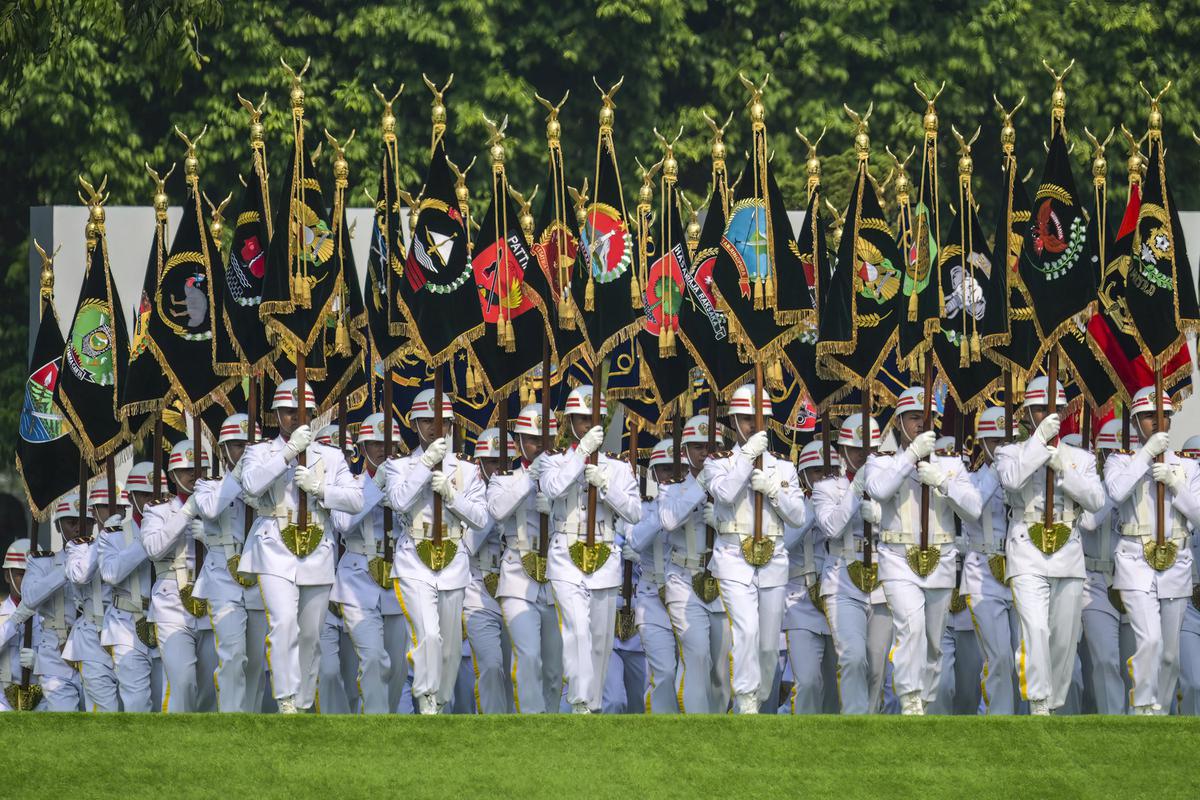 Prabowo Pimpin Upacara HUT ke-81 TNI dan Resmikan 204 Satuan Baru