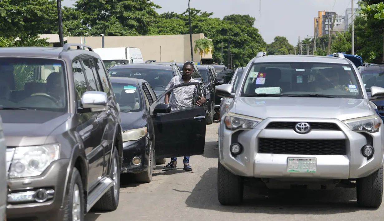 Ketika orang-orang bergegas untuk membeli bensin di kota-kota besar seperti Abuja dan Lagos, para pemasar menaikkan harga bensin lebih dari dua kali lipat dari harga normal 40 sen per liter, mengakibatkan lonjakan harga transportasi. (AP Photo/Sunday Alamba)