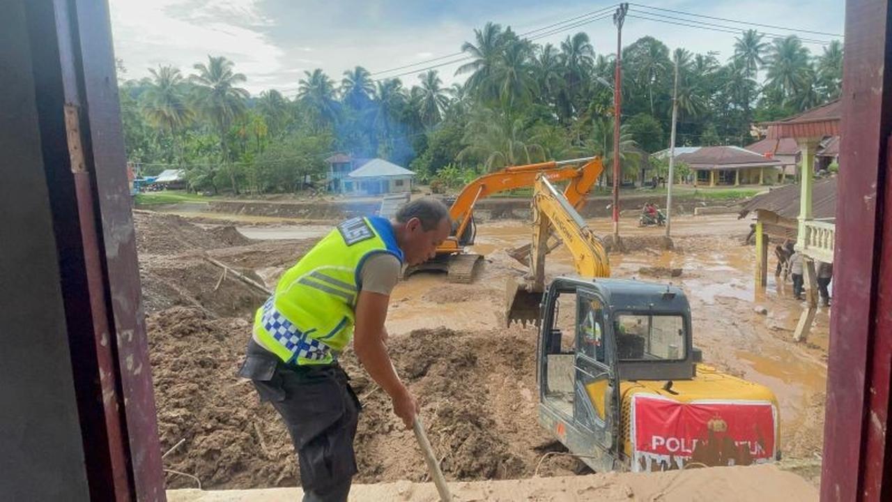 Polri Kerahkan Puluhan Alat Berat Percepat Pemulihan Bencana di Sumatra