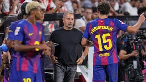 Pelatih Barcelona, Hansi Flick, berbicara dengan Andreas Christensen saat pertandingan La Liga Spanyol&nbsp;melawan Rayo Vallecano di Stadion Vallecas, Madrid, Spanyol, Senin, 1&nbsp;September 2025. (AP Photo/Manu Fernandez)