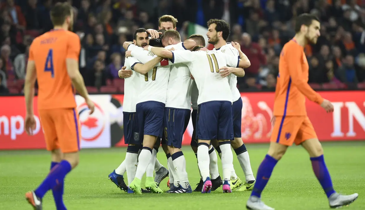 Para pemain Italia melakukan selebrasi usai berhasil mengalahkan Belanda. Kekalahan Belanda menjadi kekalahan ke-7 mereka secara berturut-turut di Amsterdam Arena. (AFP/John Thys)