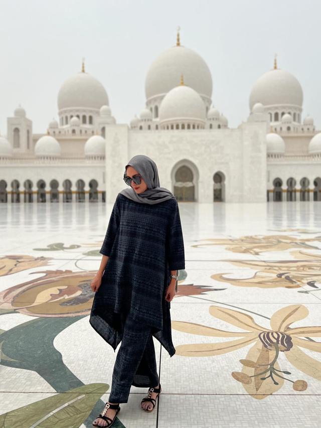 7 Potret Donna Agnesia Pakai Kaftan Waktu Liburan di Dubai Ini Curi Perhatian