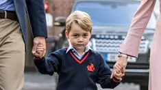 Ekspresi Pangeran George di hari pertamanya sekolah di Thomas's school di Battersea, London, Inggris (7/9). Pangeran George didampingi ayahnya Pangeran William berangkat ke sekolah pada hari pertama. (Richard Pohle/Pool Photo via AP)