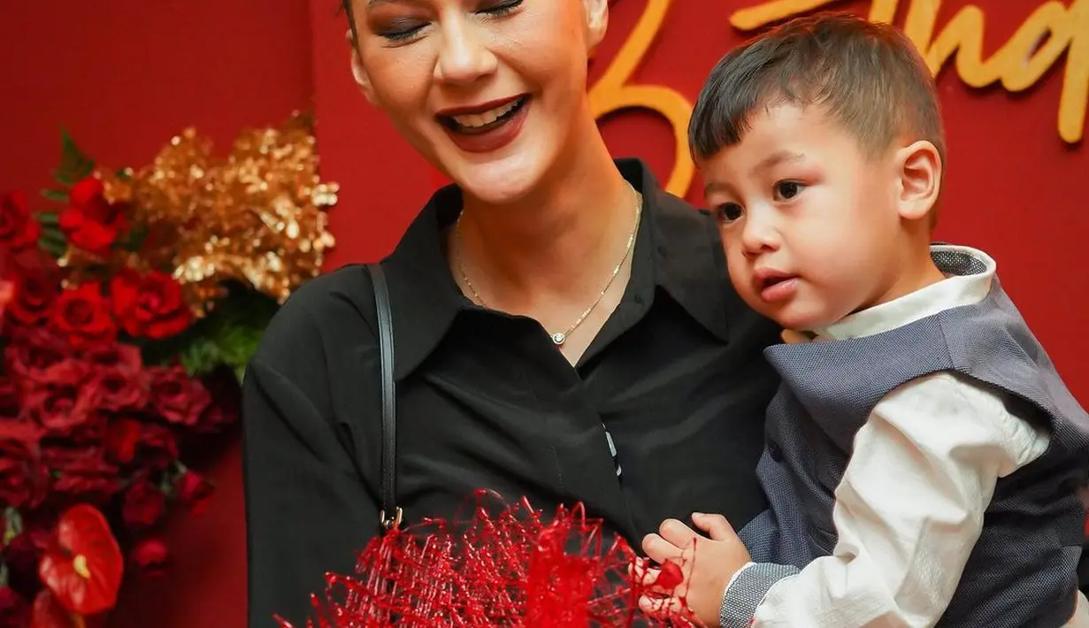 Penampilannya disempurnakan dengan pulasan makeup bold nuansa merah-hitam senada dengan dekorasi pesta ulang tahunnya. [Instagram/baimwong/tya_ariestya/paula_verhoeven]