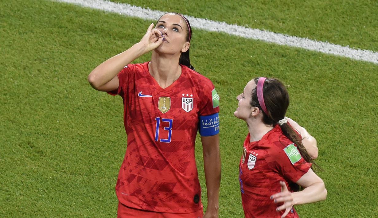 Penyerang Amerika Serikat Alex Morgan (kiri) berselebrasi usai mencetak gol ke gawang Inggris pada semifinal Piala Dunia Wanita 2019 di Lyon Stadium, Prancis, Selasa (2/7/2019). Alex Morgan mengundang sorotan karena selebrasinya tersebut. (Jean-Philippe KSIAZEK/AFP)