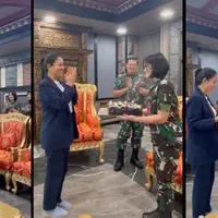 Artis senior Marcella Zalianty baru saja mendapatkan kejutan dari anggota TNI. Tidak main-main, istri Ananda Mikola itu mendapatkan surprise di kantor Panglima TNI. Berikut beberapa potretnya Marcella  pertama kali mendapat kejutan dari anggota TNI. [Instagram/marcella.zalianty]