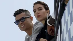 Cristiano Ronaldobersama Georgina Rodriguez saat mereka menonton sesi latihan kedua di arena pacuan kuda Monaco, di Monaco, Kamis, 23 Mei 2019. Melalui media sosial, pesepakbola usia 37 itu mengumumkan bahwa salah seorang dari bayi kembarnya meninggal dunia.(AP Photo/Luca Bruno, File)