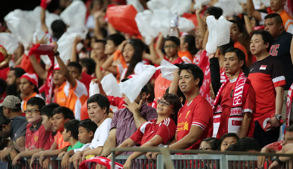 Sejumlah suporter Singapura terlihat tegang saat menyaksikan laga timnas Singapura U-23 melawan Filipina di penyisihan grup A Sea Games 2015 di Stadion Jalan Besar, Singapura, Senin (1/6/2015). Singapura unggul 1-0. (Liputan6.com/Helmi Fithriansyah)
