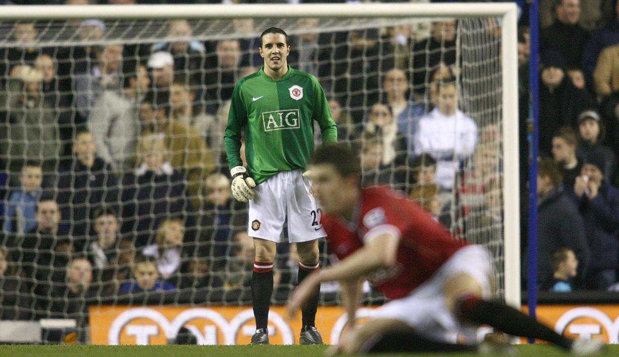 John O'Shea mengambil alih posisi kiper setelah Edwin van der Sar mengalami cedera di saat-saat akhir laga tandang Manchester United menghadapi Tottenham Hotspur di White Hart Lane pada 2007. (AFP/Chris Young)