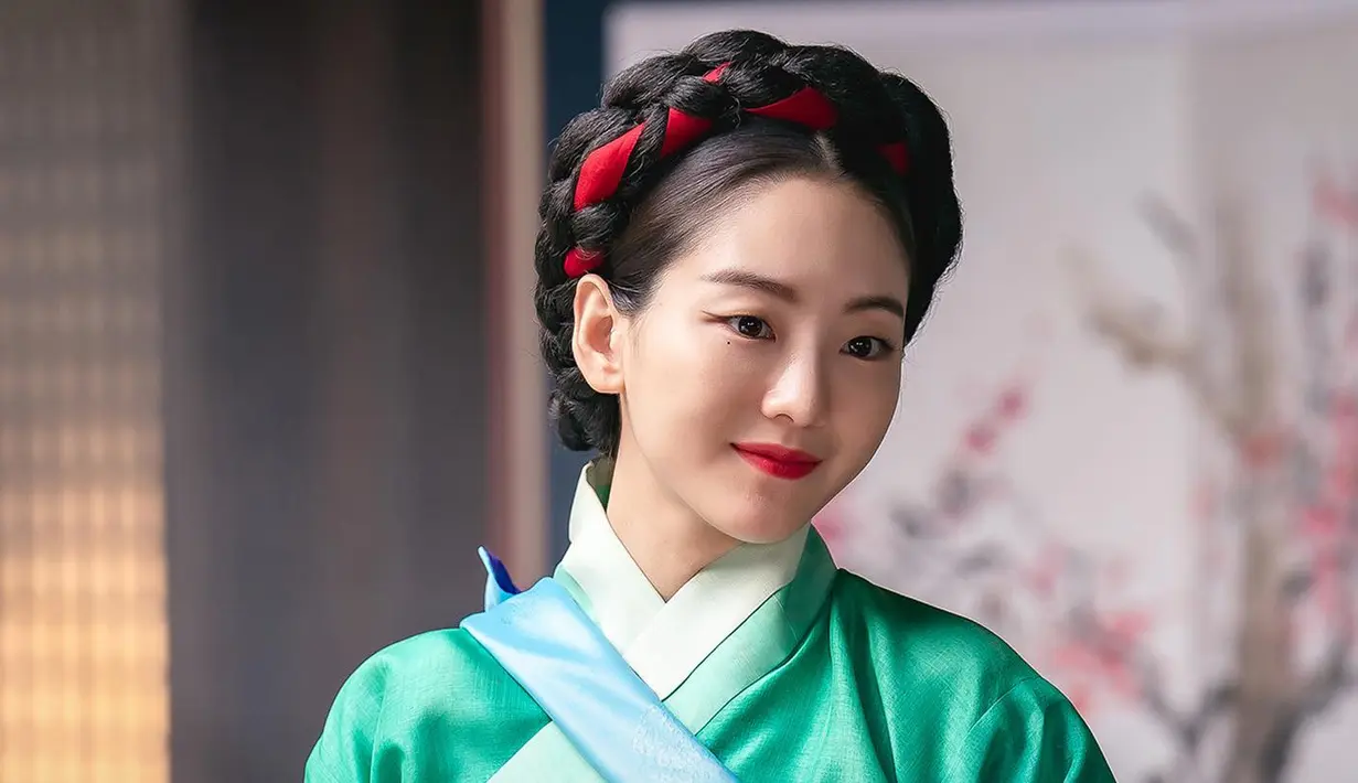 <p>Mengenakan pakaian warna-warni dan senyum percaya diri, foto-foto tersebut menarik antisipasi bagaimana Soon Deok akan menjalani kehidupan ganda rahasia sebagai Ny. Yeo Joo.</p>