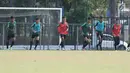 Pemain Indonesia U-19 melakukan pemanasan jelang laga internal di Lapangan A Kompleks GBK, Jakarta, Rabu (3/10). Latihan ini persiapan penentuan skuat utama Timnas Indonesia di Piala Asia U-19. (Liputan6.com/Helmi Fithriansyah)