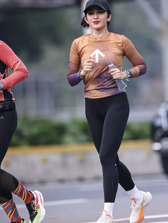 <p>Kali ini, Ussy tampil menawan dengan busana lari bernuansa kecoklatan. [Foto: Instagram/ Ussy Sulistiawaty]</p>