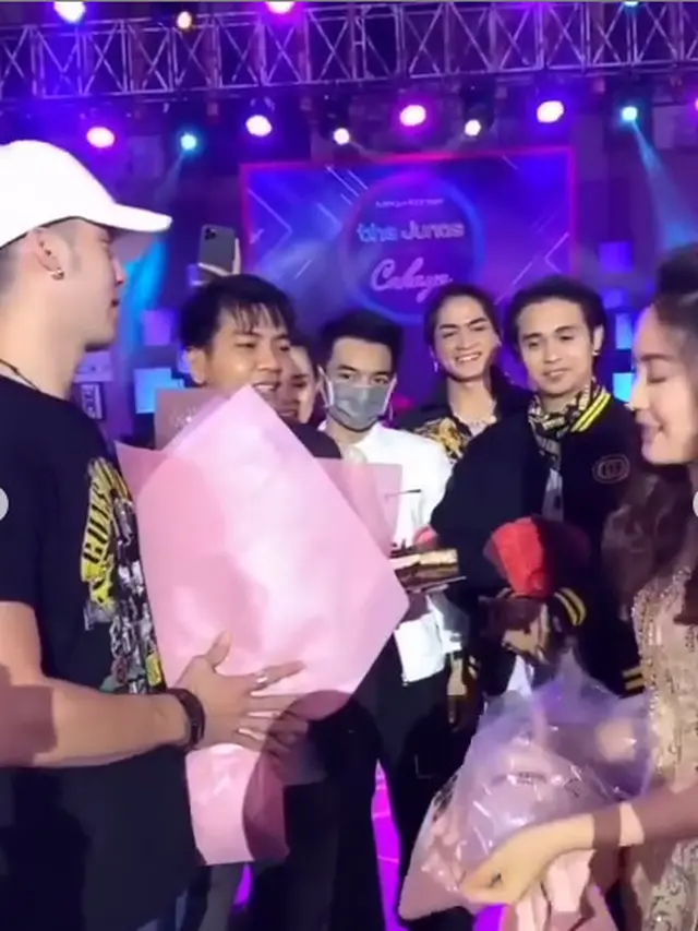 Tetap Berteman Baik, Ini 6 Momen Stefan William Beri Kejutan Ultah untuk Natasha Wilona