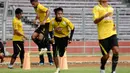Salah satu penyerang Arema Cronus, Alberto Goncalves (kedua dari kiri) melakukan latihan lompatan di Stadion GBK Jakarta, (3/5/2014). (Liputan6.com/Helmi Fithriansyah)