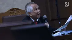 Terpidana kasus suap hakim dan panitera PTUN Medan, Otto Cornelis Kaligis saat membacakan memori permohonan PK ke-2 di PN Jakarta Pusat, Rabu (10/4). Sebelumnya, MA mengabulkan PK yang diajukan OC Kaligis dan mengurangi masa penahanan OC Kaligis sebanyak tiga tahun. (Liputan6.com/Helmi Fithriansyah)