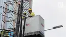 Penertiban dan penataan jaringan kabel utilitas ini dilakukan dengan memutus dan merapikan kabel - kabel yang semrawut serta mencabut tiang penyangga di Jalan Kapten Tendean. (Liputan6.com/Herman Zakharia)