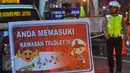 Petugas berjaga di jalur pantura Brebes, Jawa Tengah, Jumat (23/12). Pemasangan plang Telolet tersebut untuk menghibur para pengguna jalan pada saat mudik libur Natal dan Tahun baru. (Liputan6.com/Angga Yuniar)