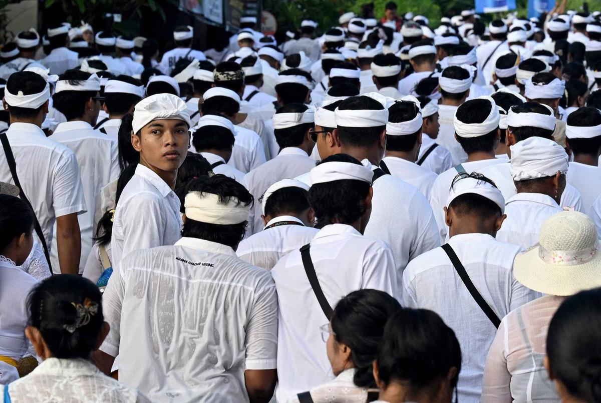 FOTO: Penampakan Ribuan Umat Hindu Berjalan Kaki sepanjang 15 KM menuju Pura Uluwatu Bali