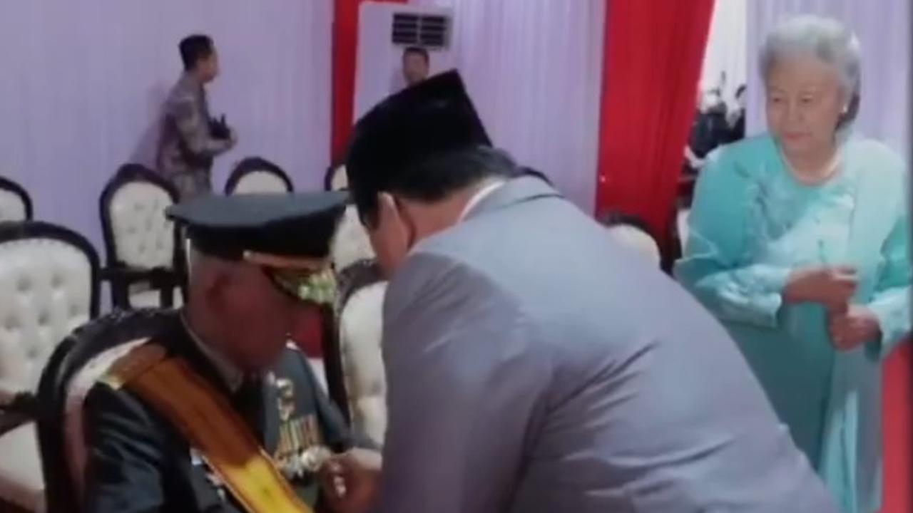 Momen Prabowo Membungkuk di Depan Jenderal Sepuh Try Sutrisno, Fokus pada Lencana yang Dipakai