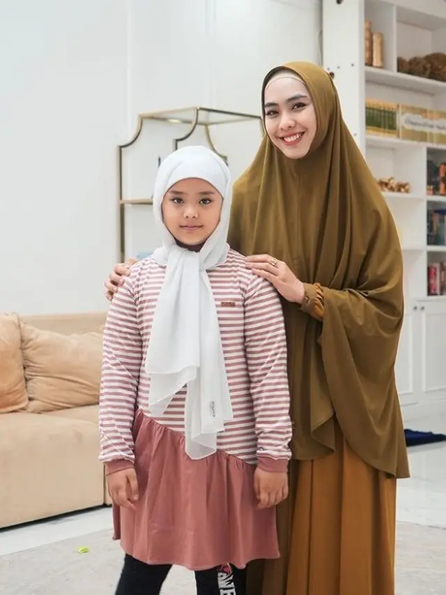 Potret Oki Setiana Dewi dan Anak (Sumber:Instagram/okisetianadewi)