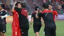 <p>Selebrasi gelandang Timnas Indonesia U-22, Muhammad Taufany bersama pelatih Indra Sjafri setelah berakhirnya laga semifinal cabor sepak bola SEA Games 2023 menghadapi Vietnam di Olympic National Stadium, Phnom Penh, Kamboja, Sabtu (13/5/2023). Timnas Indonesia menang 3-2 dan memastikan lolos ke partai final. (Bola.com/Abdul Aziz)</p>