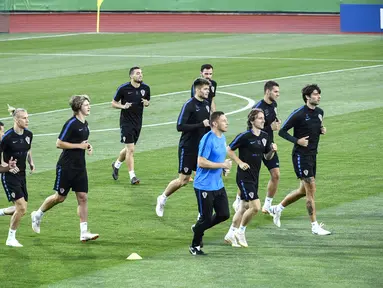 Pemain Kroasia, Luca Modric (depan tengah) bersama rekan setimnya lari-lari kecil saat sesi latihan di Lapangan Luzhniki, Moskow, Rusia, Senin (9/7). Kroasia akan menghadapi Inggris pada laga semifinal Piala Dunia 2018. (Alexander NEMENOV/AFP)