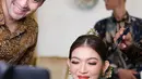 Sementara rambutnya ditata bergaya sanggul rendah dan dipermanis dengan aksesori rambut yang tak kalah meriah dengan kebaya-nya. [@rama_jee].