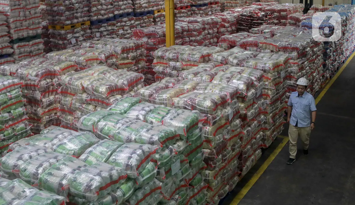 Pemerintah Provinsi DKI Jakarta resmi mendistribusikan 15 Juta kilogram beras premium ke sejumlah toko ritel modern yang ada di Jabodetabek. (Liputan6.com/Herman Zakharia)